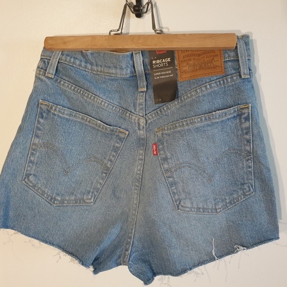 Levi’s a Ribcage shorts - Picture 4 of 4